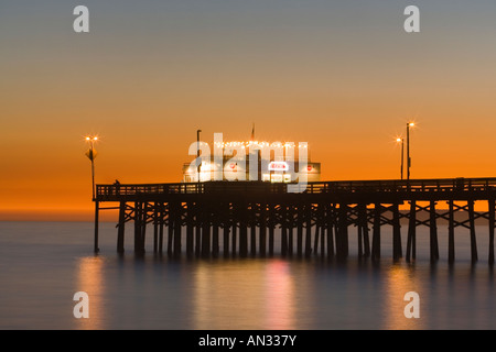 Coucher du soleil à Balboa Pier à Newport Beach, Californie, États-Unis. Banque D'Images