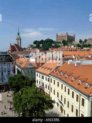 Les toits de la vieille ville et château, Bratislava (Slovaquie, Banque D'Images