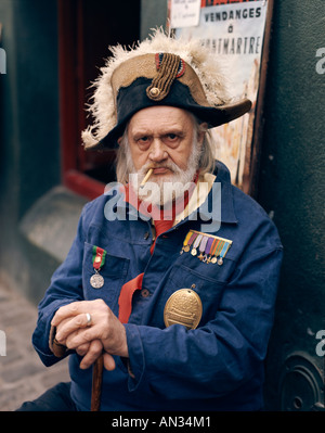 Montmartre / homme habillé en costume, Paris, France Banque D'Images