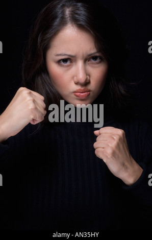 Portrait of Hispanic woman holding fists up Banque D'Images