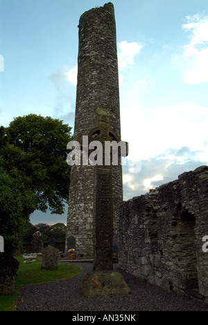 Libre de la tour ronde et la Croix de Muiredach un célèbre 10e siècle tête de roue cross Monasterboice Louth Irlande Banque D'Images