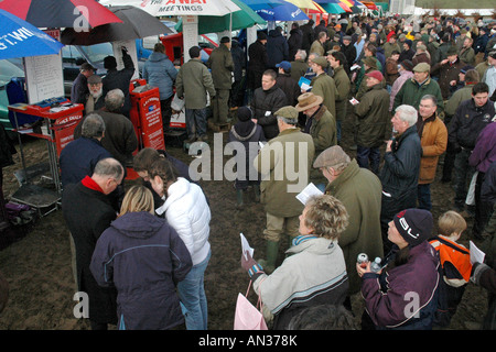 Pic martin phelps 140106 château barbury foule point à point et des bookmakers Banque D'Images