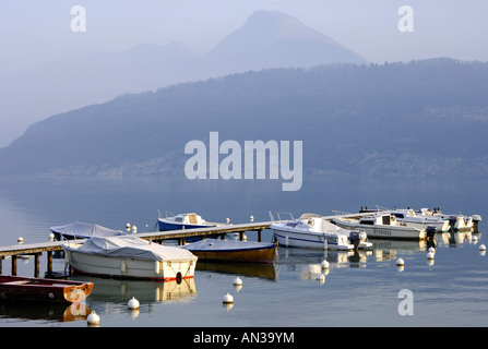 À l'embarcadère du lac d'Annecy Duingt Haute Savoie France Banque D'Images