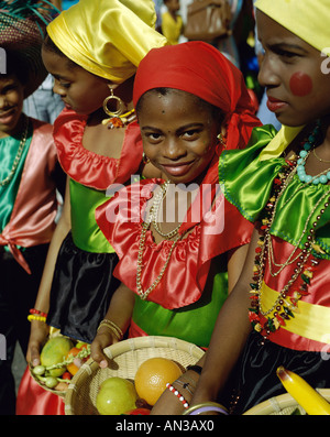 / Carnival Girl habillé en costume traditionnel, la Guadeloupe, les îles des Caraïbes Banque D'Images