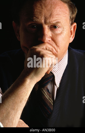 Portrait d'un homme d'affaires à la recherche concernés Banque D'Images