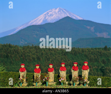 L'Rokujizo six statues en pierre avec le Mont Fuji en arrière-plan le Japon Shizuoka Banque D'Images