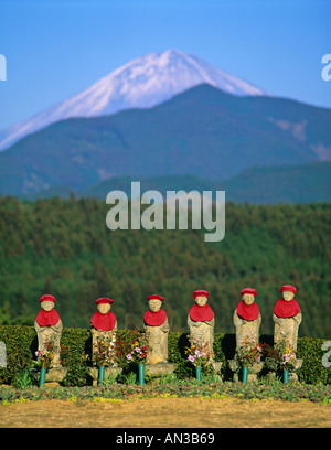 L'Rokujizo six statues en pierre avec le Mont Fuji en arrière-plan le Japon Shizuoka Banque D'Images