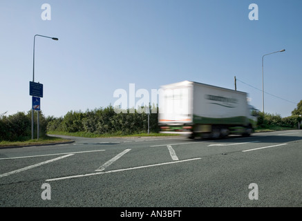 Panneau de navigation par satellite « non adapté aux poids lourds » sur une route jonction avec le déplacement du chariot brouillé Banque D'Images