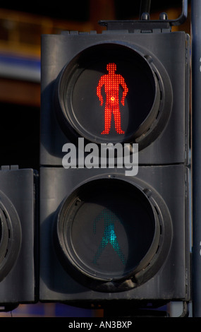 L'homme rouge feux du passage à niveau de trafic piétonnier Banque D'Images