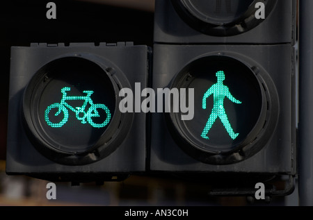 La circulation des piétons et des cyclistes vert des feux de croisement Banque D'Images