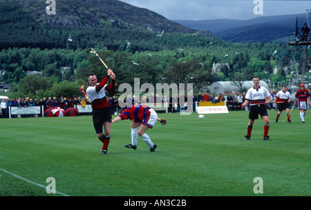 JOHN ANGERSON Shinty cup match final contre Oban Newtonmore Shinty est sport national d'Écosse Banque D'Images