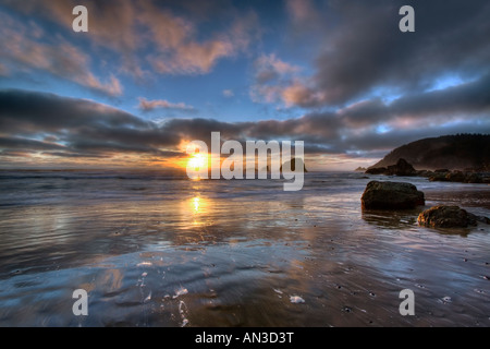 Coucher du soleil sur la plage des Indiens. Parc d'état d'Ecola. De l'Oregon. USA Banque D'Images