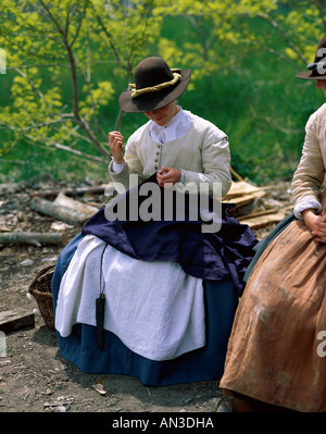 Plimoth Plantation / Musée Vivant / Femme en costume du 17ème siècle faisant d'aiguille, Plymouth, Massachusetts, USA Banque D'Images