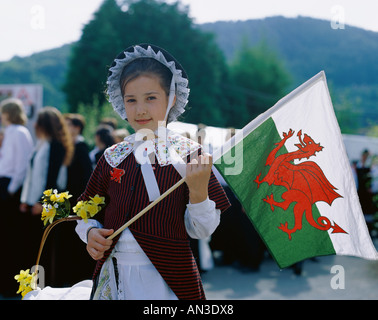 Fille habillé en costume traditionnel gallois / National / Robe / Holding Welsh Drapeau, Le Pays de Galles Banque D'Images