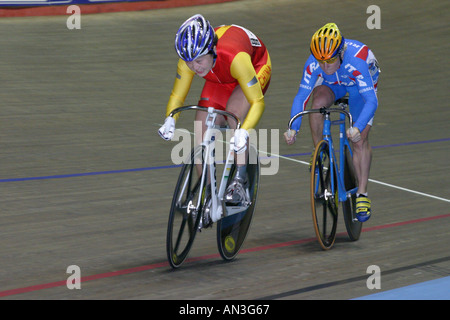 Shuang Guo Chine mène la Russie lady' s sprint Coupe du Monde de Cyclisme sur piste à Manchester 9 Avril 2004 Banque D'Images