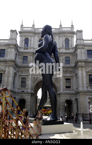 Vierge Mère Damien Hirst statue révélant intérieur femme enceinte Royal Academy of Arts de Londres Vierge Mère foetus couches w Banque D'Images