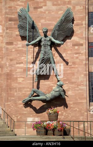 Statue de Saint Michel et le diable la nouvelle cathédrale de Coventry West Midlands England Banque D'Images