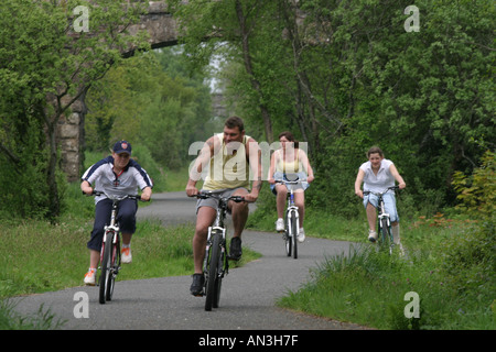 Famille aime faire du vélo sur route en granit Sustrans National Cycle Route Réseau 27 Devon Dartmoor uk Banque D'Images