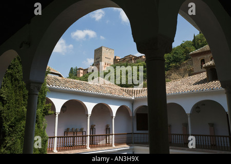 Grenade Grenade Province Espagne l'Alhambra vu de cour de Museo Arqueologico y Musée Ethnologique Banque D'Images