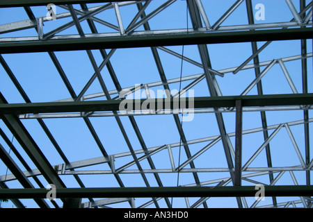 Châssis squelettique d'un bâtiment partiellement construite contre le ciel bleu Banque D'Images