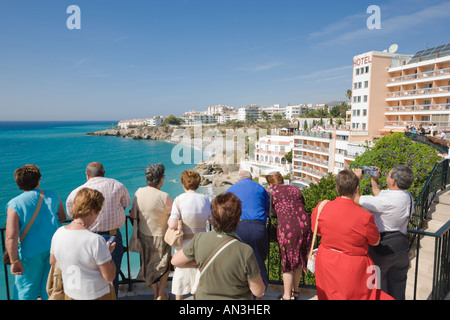 Province de Málaga Nerja Costa del Sol Espagne Groupe de touristes sur le Balcon de Europa Banque D'Images