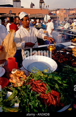 Homme marocain, de l'alimentation, food, place Djemaa el-fna, place Djemaa el-fna de Marrakech, Marrakech, Maroc, afrique, province Banque D'Images