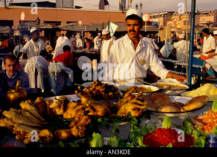 Homme marocain, de l'alimentation, food, place Djemaa el-fna, place Djemaa el-fna de Marrakech, Marrakech, Maroc, afrique, province Banque D'Images