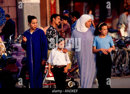 Les marocains, les femmes marocaines, les enfants marocains, la mère, les enfants, place Djemaa el-fna de Marrakech, Marrakech, Maroc, afrique, province Banque D'Images