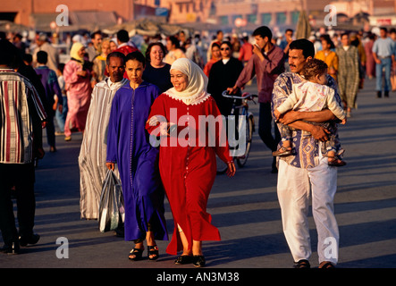 Peuple Marocain personne family walking in place Djemaa el-Fna Marrakech Province Afrique Maroc Banque D'Images