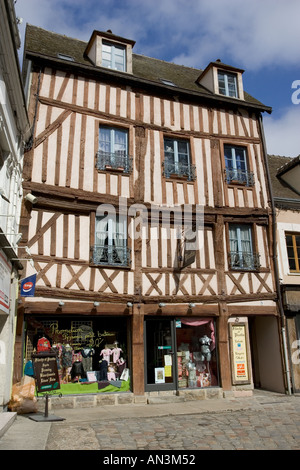 La moitié des bâtiments à colombages anciens St Nogent de Roi près de Dreux France Banque D'Images