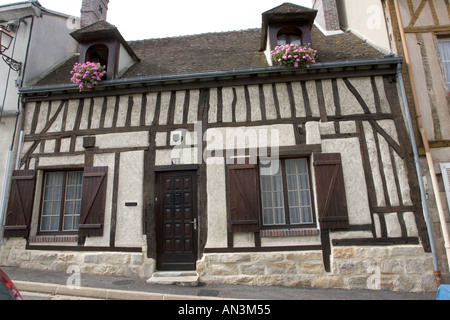 La moitié des bâtiments à colombages anciens St Nogent de Roi près de Dreux France Banque D'Images