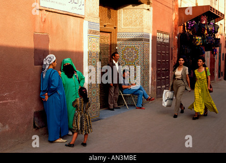 Peuple Marocain personne adultes chez les femmes Les femmes dans la région de Palace Trimestre Marrakech Marrakech Province Afrique Maroc Banque D'Images