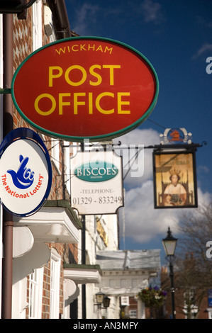 Post Office Sign in Wickham Place du Village et des commerces dans le Hampshire England UK Banque D'Images