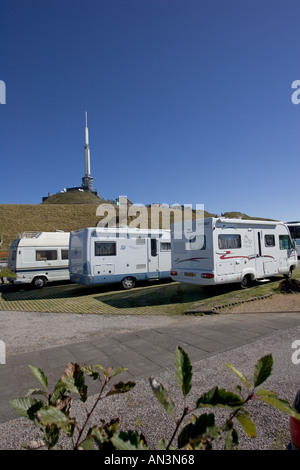 Les caravanes sur moteur de sommet volcan éteint puy de dome avec en arrière-plan de l'observatoire météorologique Central Avergne France Banque D'Images