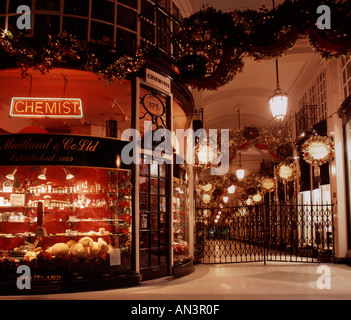 Burlington Arcade sur Piccadilly London UK photo de nuit Banque D'Images