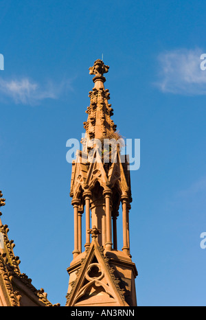 NEW YORK BROOKLYN GREENWOOD CEMETERY Le moine de perroquets sauvages Greenwood cemetery construire des nids de brindilles dans les tours Banque D'Images