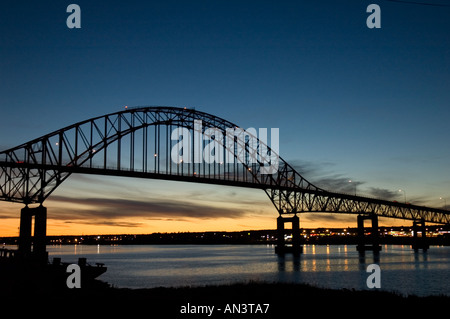 Steel pont sur la rivière Miramichi, à Miramichi, Nouveau-Brunswick Canada Ville de nuit Banque D'Images