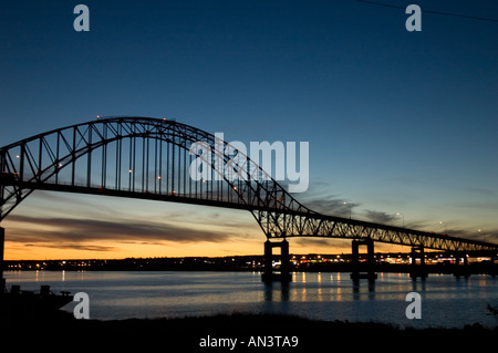 Steel pont sur la rivière Miramichi, à Miramichi, Nouveau-Brunswick Canada Ville de nuit Banque D'Images