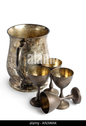 Objets decoratifs tankard et petits verres de liqueur Vintage argenterie still life Banque D'Images