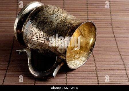 Vintage Antique silver tankard close up avec un motif décoratif Banque D'Images