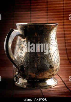 Vintage Antique silver tankard close up avec un motif décoratif sur elle Banque D'Images