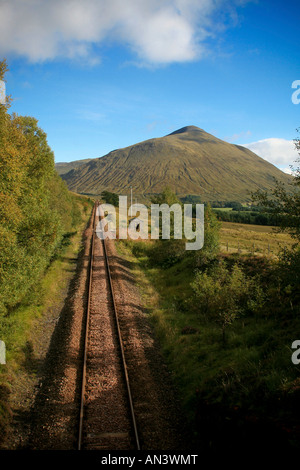 La West Highland Line Beinn Odhar en Ecosse avec au loin Banque D'Images