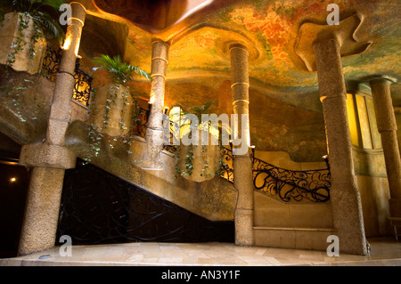 Escalier orné à l'intérieur de cour de La Pedrera apartment block conçu par l'architecte catalan Antoni Gaudí Barcelone Espagne Banque D'Images