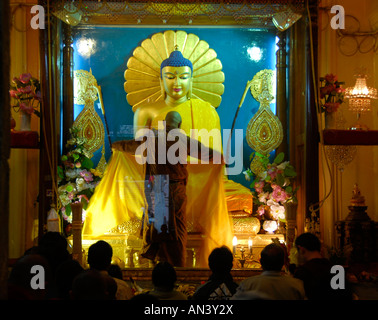 Statue de Bouddha à l'intérieur du Temple de la Mahabodhi, Bodh Gaya, Inde Banque D'Images