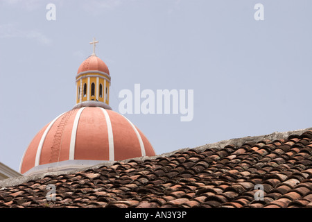 La flèche de la Cathédrale de Grenade s'élève au-dessus du toit de l'architecture coloniale qui l'entoure au Nicaragua. Banque D'Images