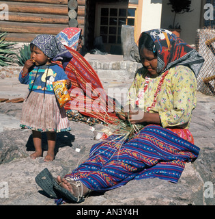 Les Indiens Tarahumara, femme, enfant, près de la gare de Divisadero, Barranca del Cobre (Canyon du Cuivre), Mexique Banque D'Images