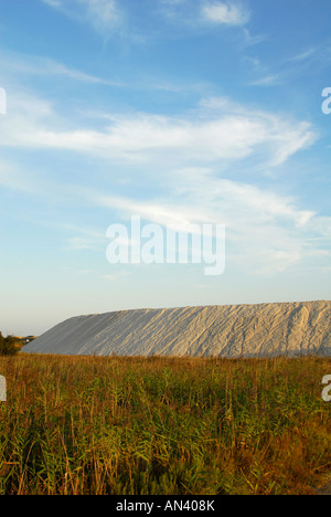 Montagne de Sel de mer séchés sur sel commercial ferme dans la Kamarg, sud de la France Banque D'Images