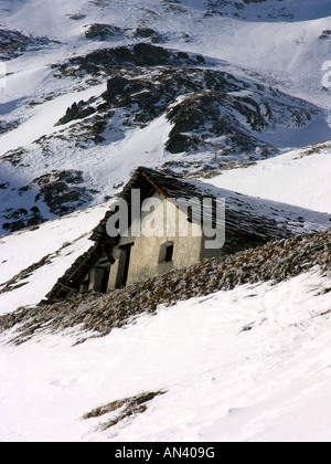 Vieille maison Alpine construire avec toit en ardoise lourde à supporter de grandes chutes de neige Banque D'Images