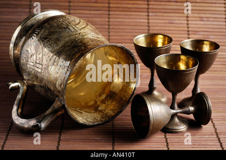 Objets decoratifs tankard et petits verres de liqueur Vintage argenterie still life Banque D'Images