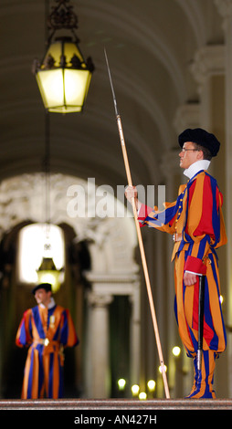 En fonction de la Garde suisse au Vatican avec son remplacement à venir à la fin d'un quart de travail Banque D'Images